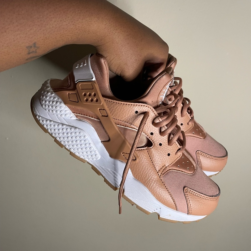 nike womens rose gold and white huaraches | gum bottom